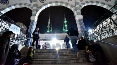 Kandilde camiler kapalı mı?