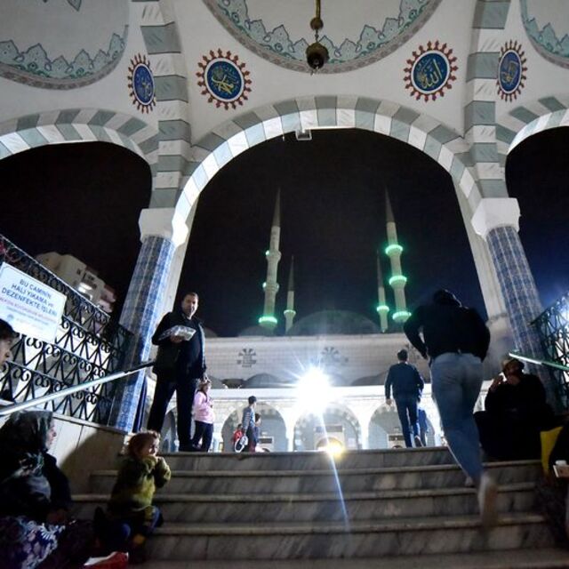 Kandilde camiler kapalı mı?