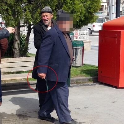 Risk grubundaki yaşlı adam sokakta terör estirdi!