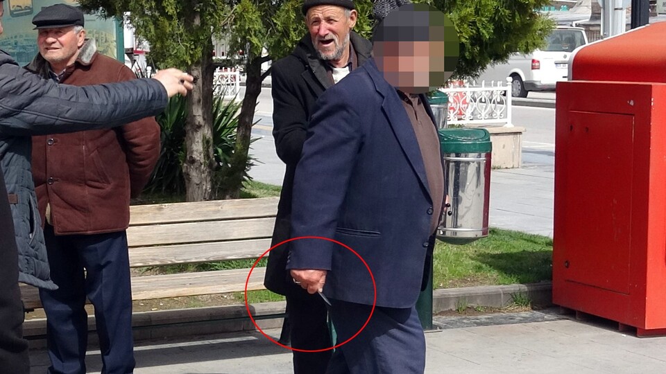 Risk grubundaki yaşlı adam sokakta terör estirdi!