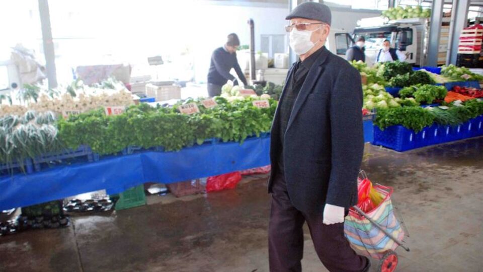 65 yaş yasağına rağmen yaşlılar pazarda!