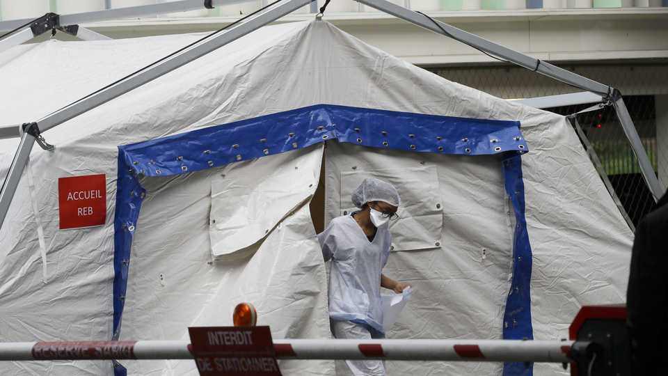 Fransa'da koronavirüs sebebiyle bir doktor hayatını kaybetti