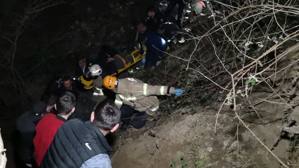 Kaza yapan alkollü sürücü, sağlık görevlilerine saldırdı