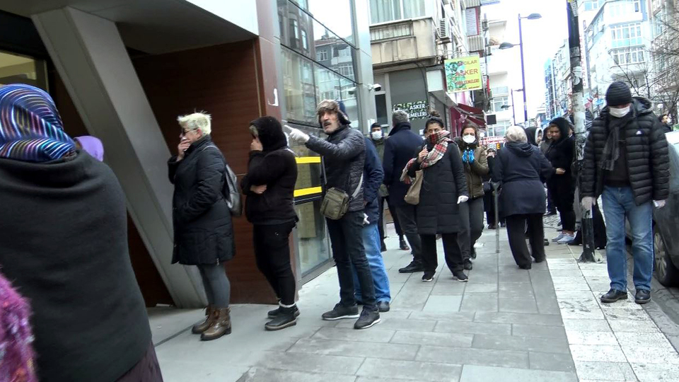 PTT önünde inanılmaz görüntüler!