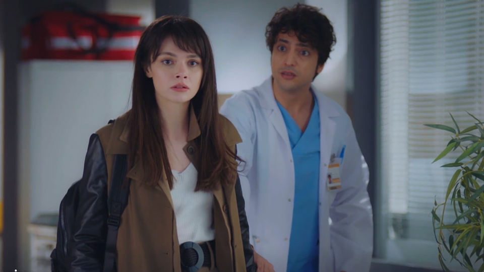 Ali, Nazlı'nın elini tutuyor!