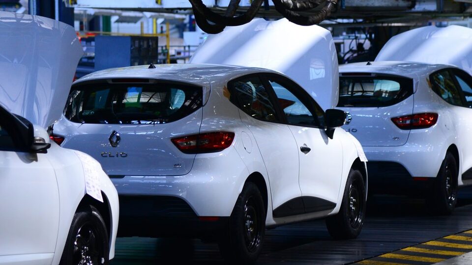 Oyak Renault'tan üretime kademeli ara