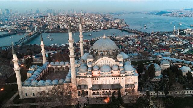 İstanbul'da camilerde dualar edildi