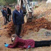 Kadın profesör kepçenin önüne yattı! Bilim kadını!