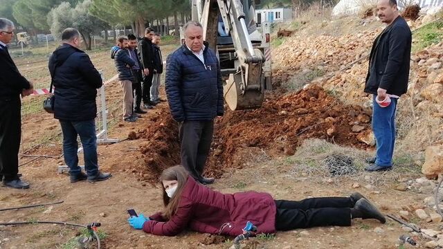 Kadın profesör kepçenin önüne yattı! Bilim kadını!