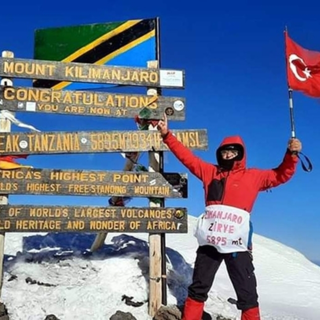 Türk bayrağını Afrika'nın en yüksek dağına dikti