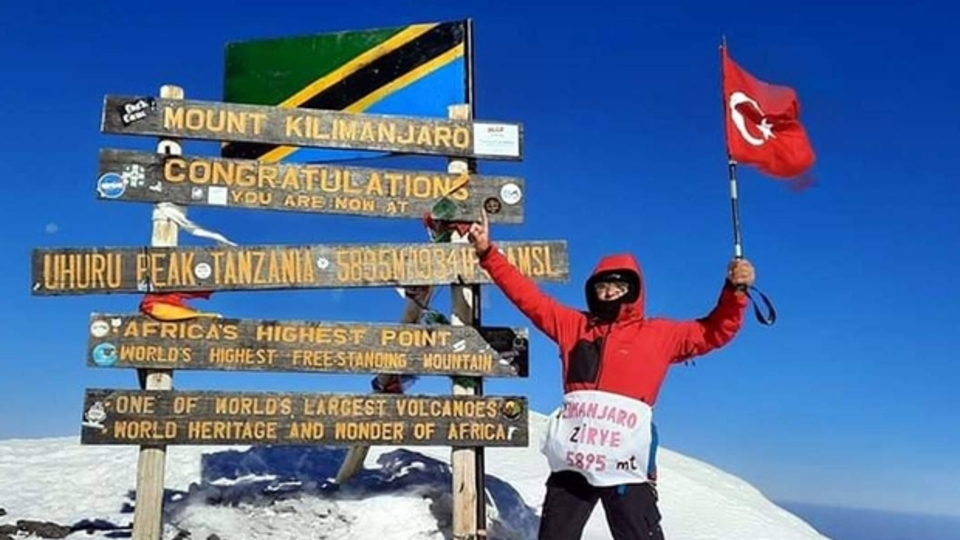 Türk bayrağını Afrika'nın en yüksek dağına dikti
