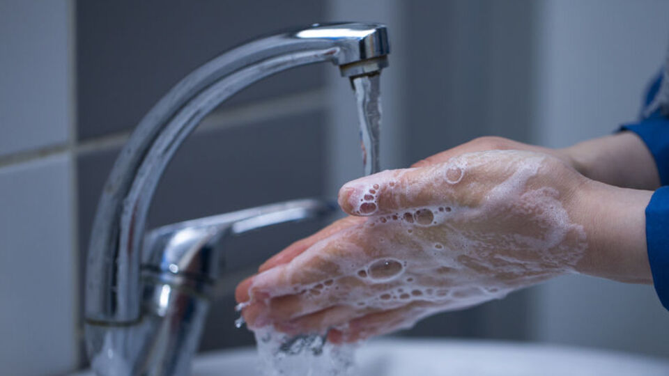 Uzmanlar 'el yıkayın' diye uyarıyor