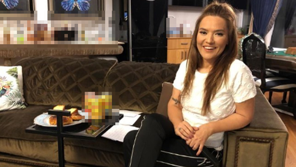 Demet Akalın'dan mini konser