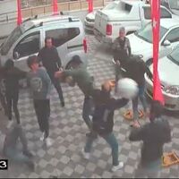 12 kişi dükkan bastı! Baba ile oğlu dehşeti yaşadı!