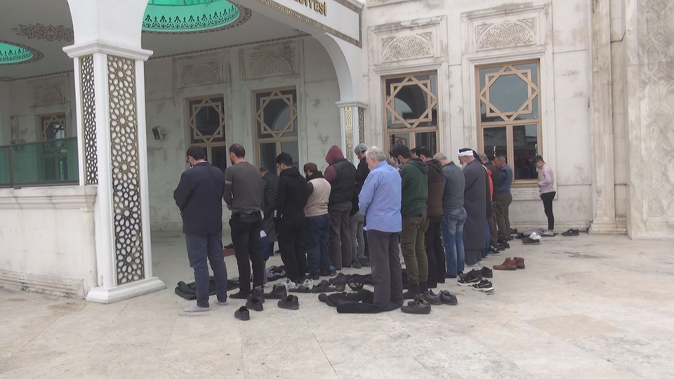 Uyarılara rağmen cami avlusunda namaz kıldılar!