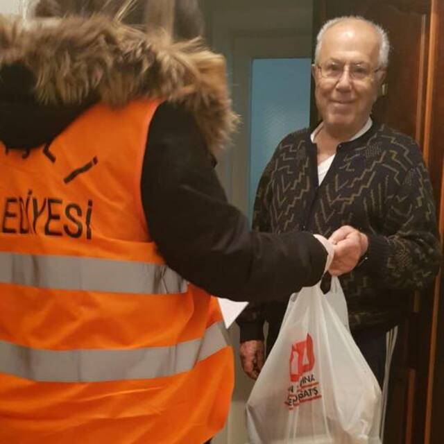 65 yaş üstü vatandaşlara sıcak yemek