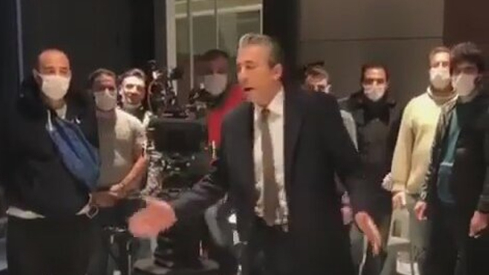 Ünlü oyuncunun korona şarkısı olay oldu