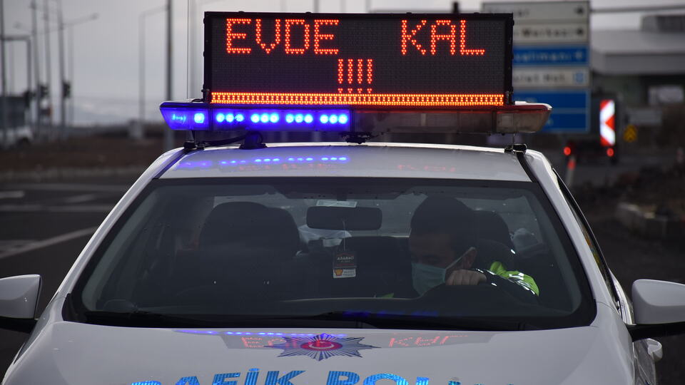 'Evde kal' uyarısı tepe lambalarına da yazıldı