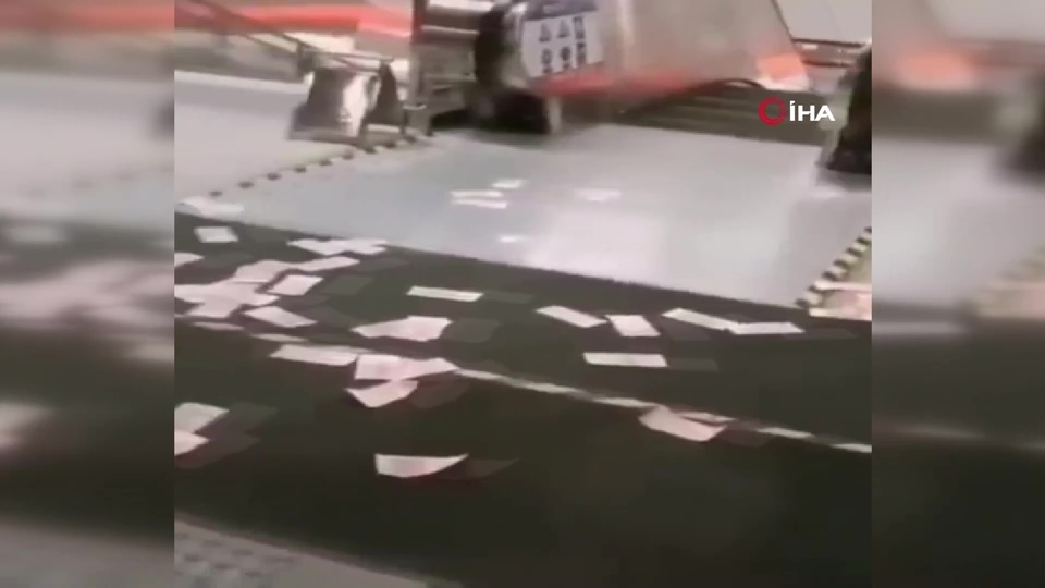 Paralar saçıldı, kimse dokunamadı