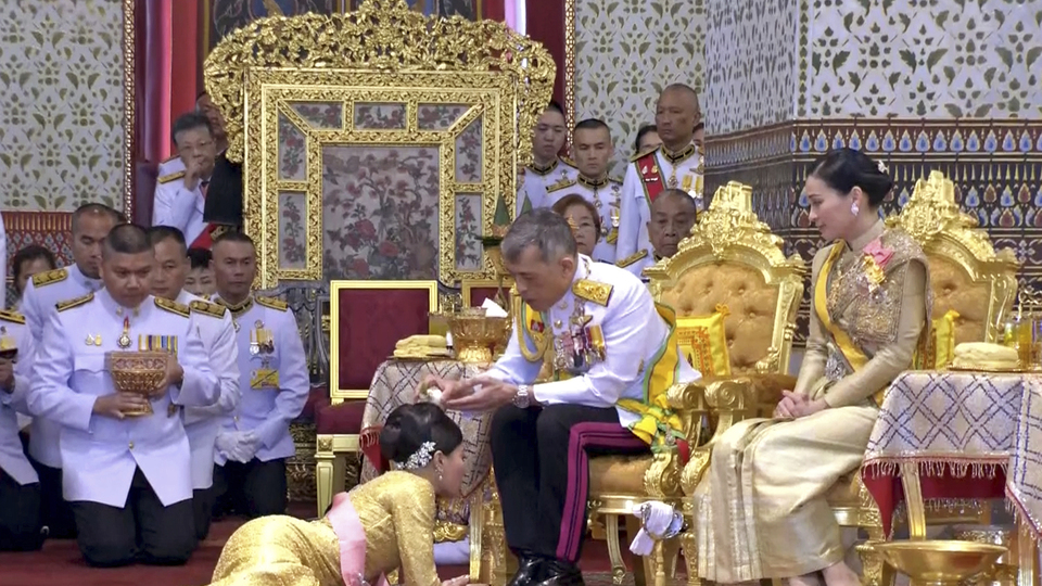 Tayland Kralı haremiyle karantinada!