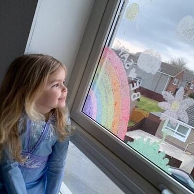 Çocuklar dünyayı gökkuşağına boyuyor