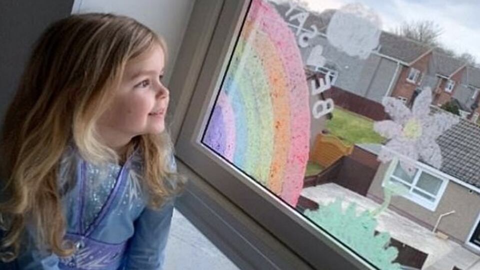 Çocuklar dünyayı gökkuşağına boyuyor