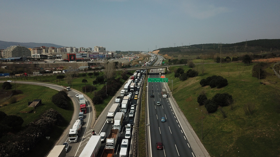 İstanbul'un giriş ve çıkışında denetim kuyruğu!