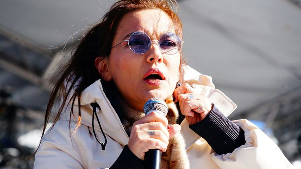 Demet Akalın çıldırdı!