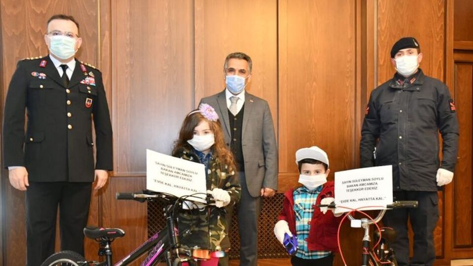 Bakan Soylu bisiklet hediye etti
