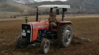 Mehmetçik, evden çıkamayan yaşlı vatandaşın tarlasını sürdü