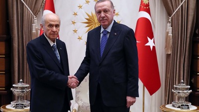 Devlet Bahçeli 5 maaşını bağışladı