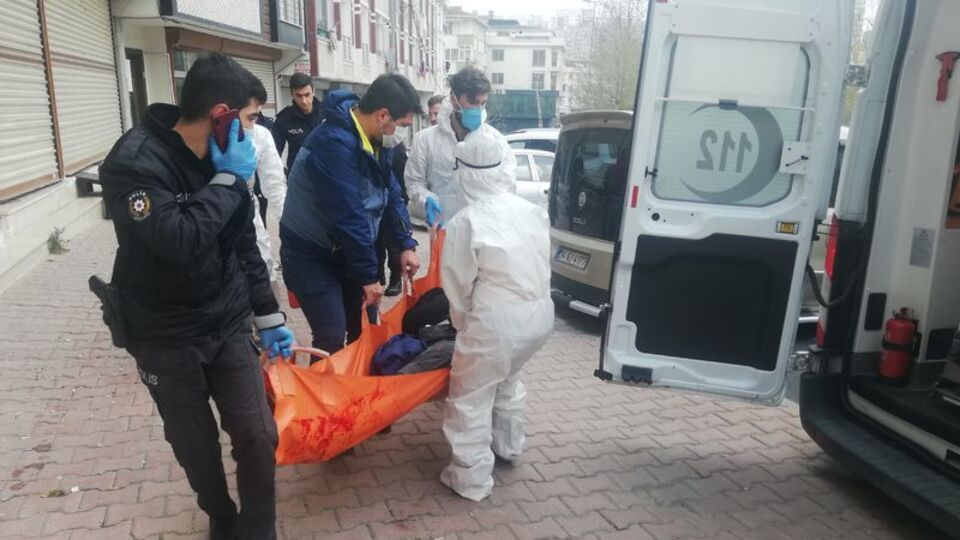 Çocuklarının gözü önünde bıçaklandı