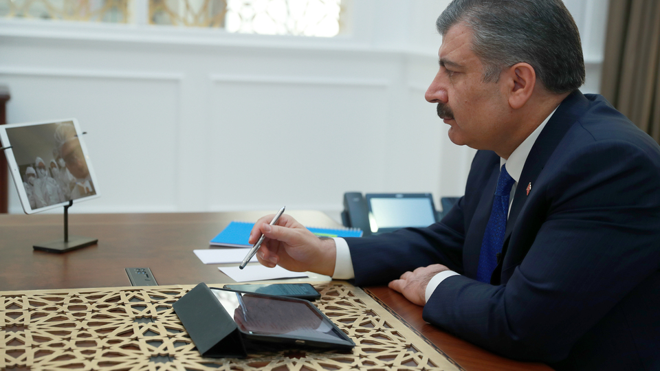 Bakan Koca doktorlarla görüştü