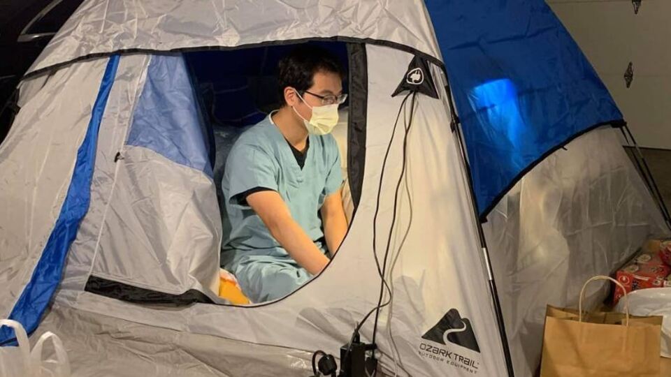 Doktor, ailesine virüs bulaşmasın diye çadırda yaşıyor!