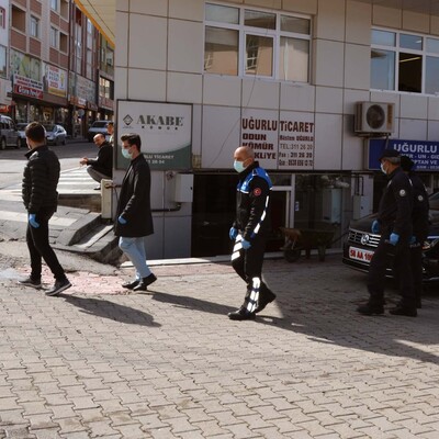 Benzersiz önlem! Yan yana yürüyemeyecekler!