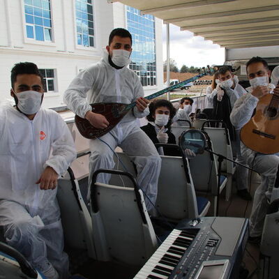 İzmir'in balkonlarından! 'Ya evde yoksan'a korona yorumu