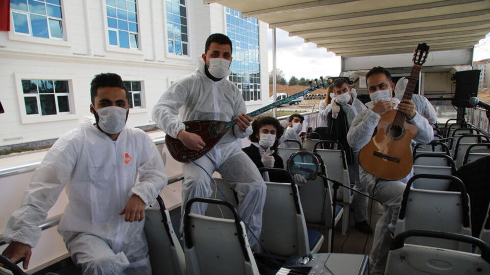 İzmir'in balkonlarından! 'Ya evde yoksan'a korona yorumu