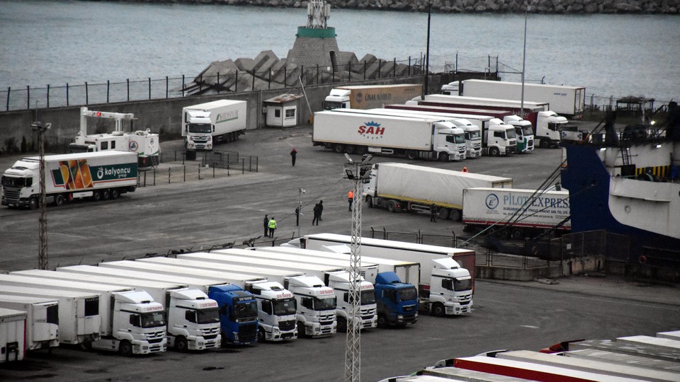 Ukrayna'dan gelen TIR şoförleri öğrenci yurduna yerleştirildi