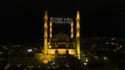 Tarihi caminin minaresine anlamlı yazı