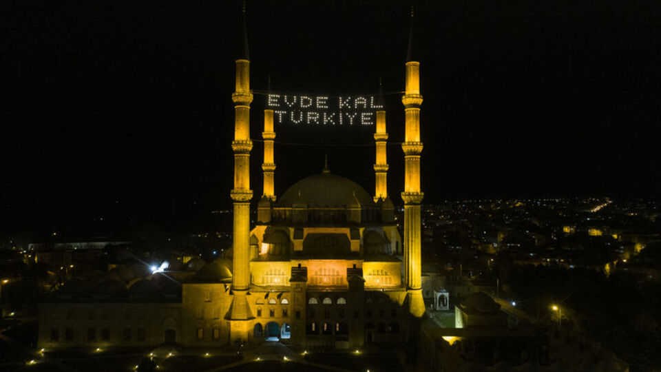 Tarihi caminin minaresine anlamlı yazı