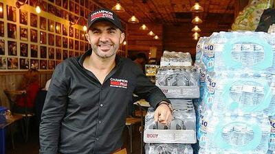 Türk pizzacı New York'taki sağlık çalışanlarına pizza dağıttı