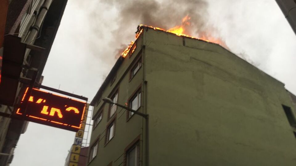 İstanbul'da korkutan yangın: 1 ölü!