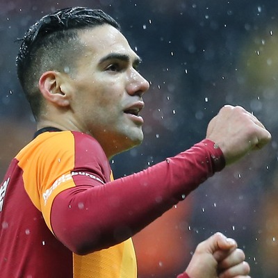 Falcao gidiyor, o geliyor!