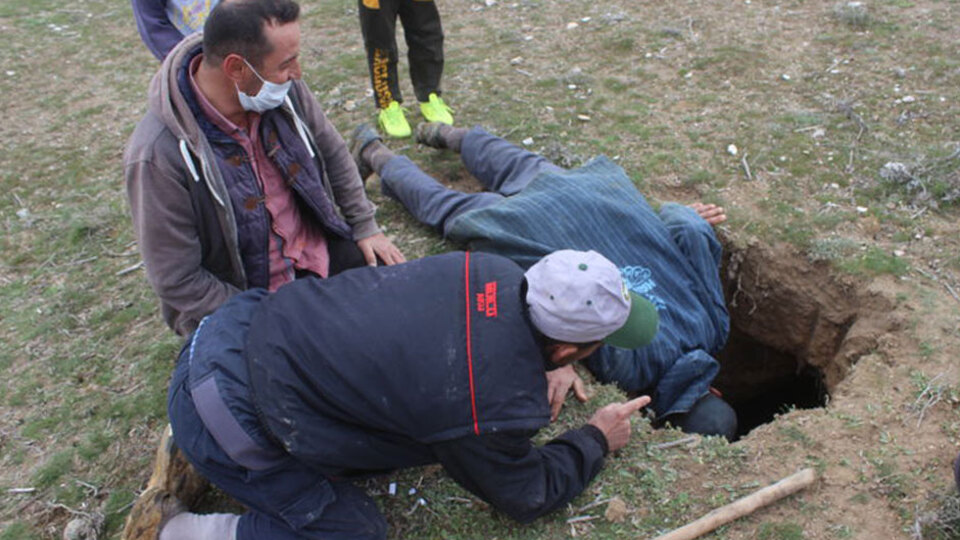 Koyun otlatan çobanlar fark etti! Tünel gibi uzuyor