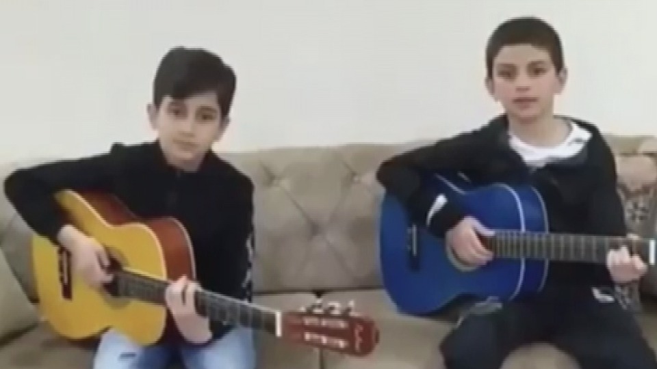 'Annem sizin için dışarda, evde kal Türkiye'