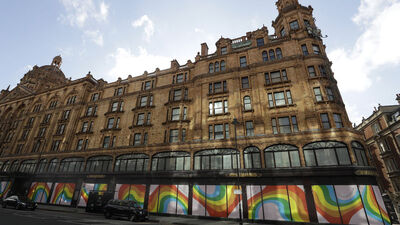 Lüks mağazada yağma korkusu rafları boşalttı