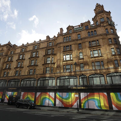 Lüks mağazada yağma korkusu rafları boşalttı