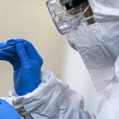 Koronavirüse yakalandığını domates salçası sayesinde anladı