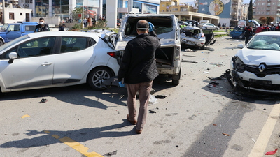 Freni boşalan TIR çok sayıda araca çarptı: 5 ölü!
