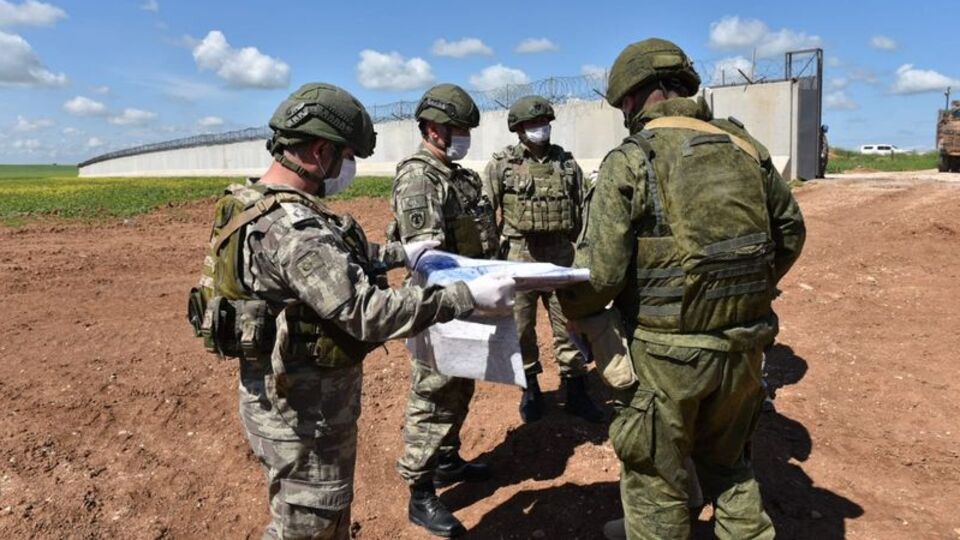 Fırat'ın doğusunda korona tedbirli Türk-Rus devriyesi